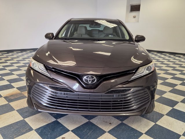 Used 2018 Toyota Camry XLE with VIN 4T1B11HK0JU109565 for sale in Warner Robins, GA
