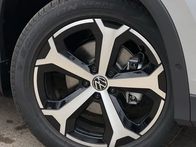 New 2026 Silver Volkswagen 2.0T SE image 7