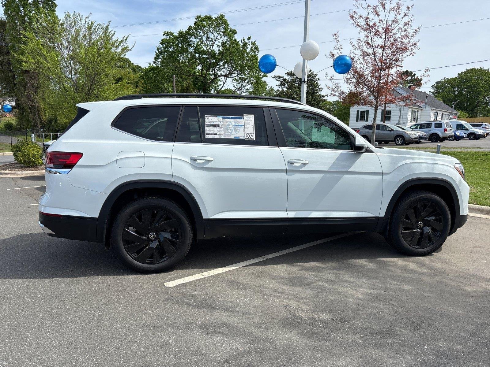 2025 Volkswagen Atlas SE w/Tech - Photo 6