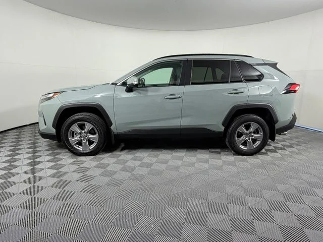 Used 2022  Toyota XLE image 4