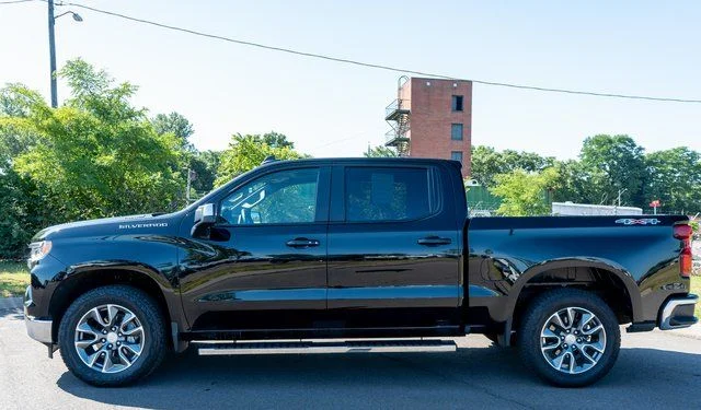 Used 2025 Black Chevrolet LT image 9