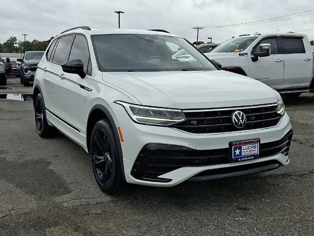 Used 2023  Volkswagen SE R-Line Black image 2