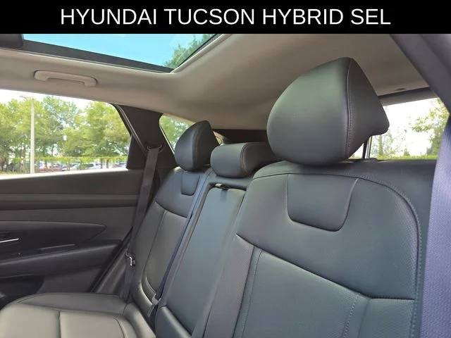 Used 2025 White Hyundai SEL Convenience image 17