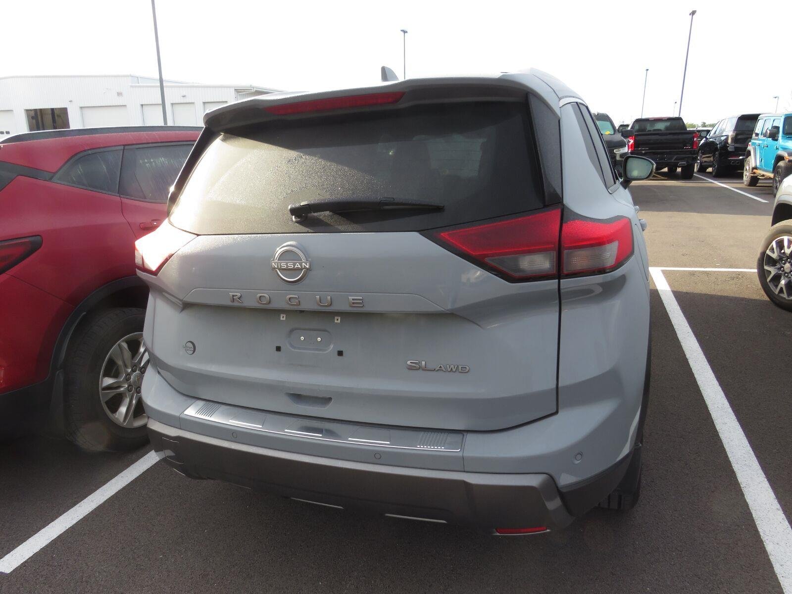 Used 2024 Boulder Gray Pearl Nissan SL image 10