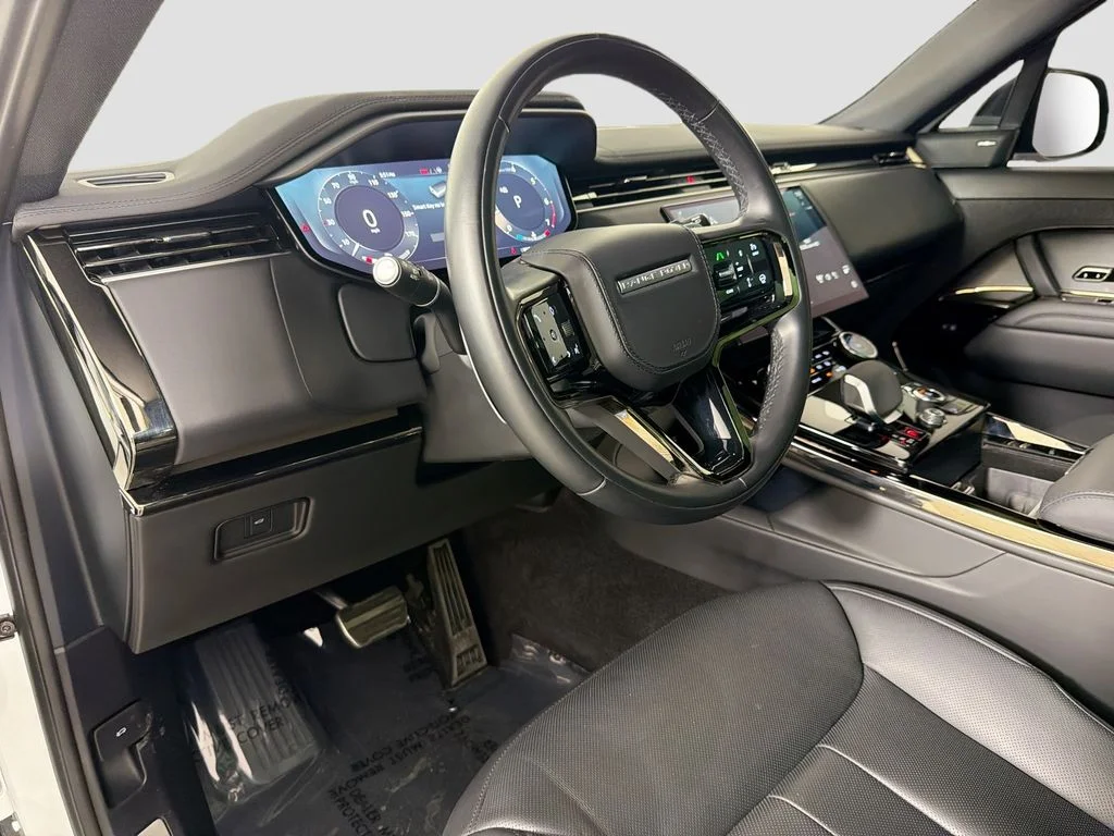 Used 2023 Fuji White Land Rover SE Dynamic image 9