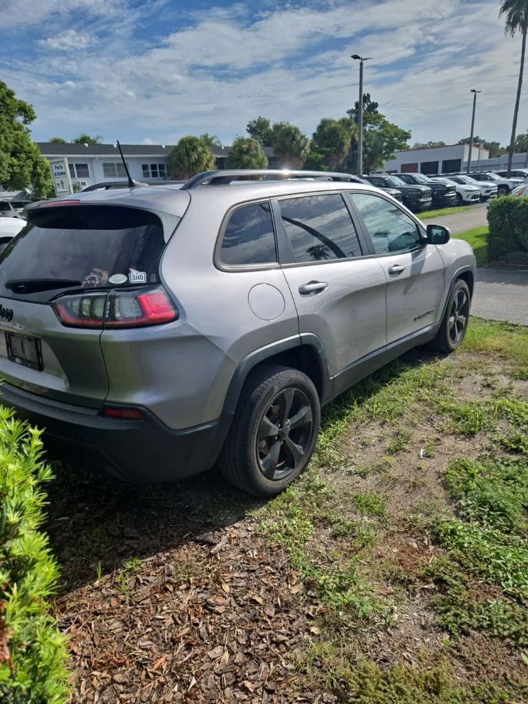 Used 2021 Silver Jeep Latitude Plus image 4