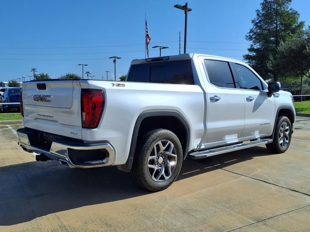 2023 GMC Sierra 1500 SLT - Photo 17
