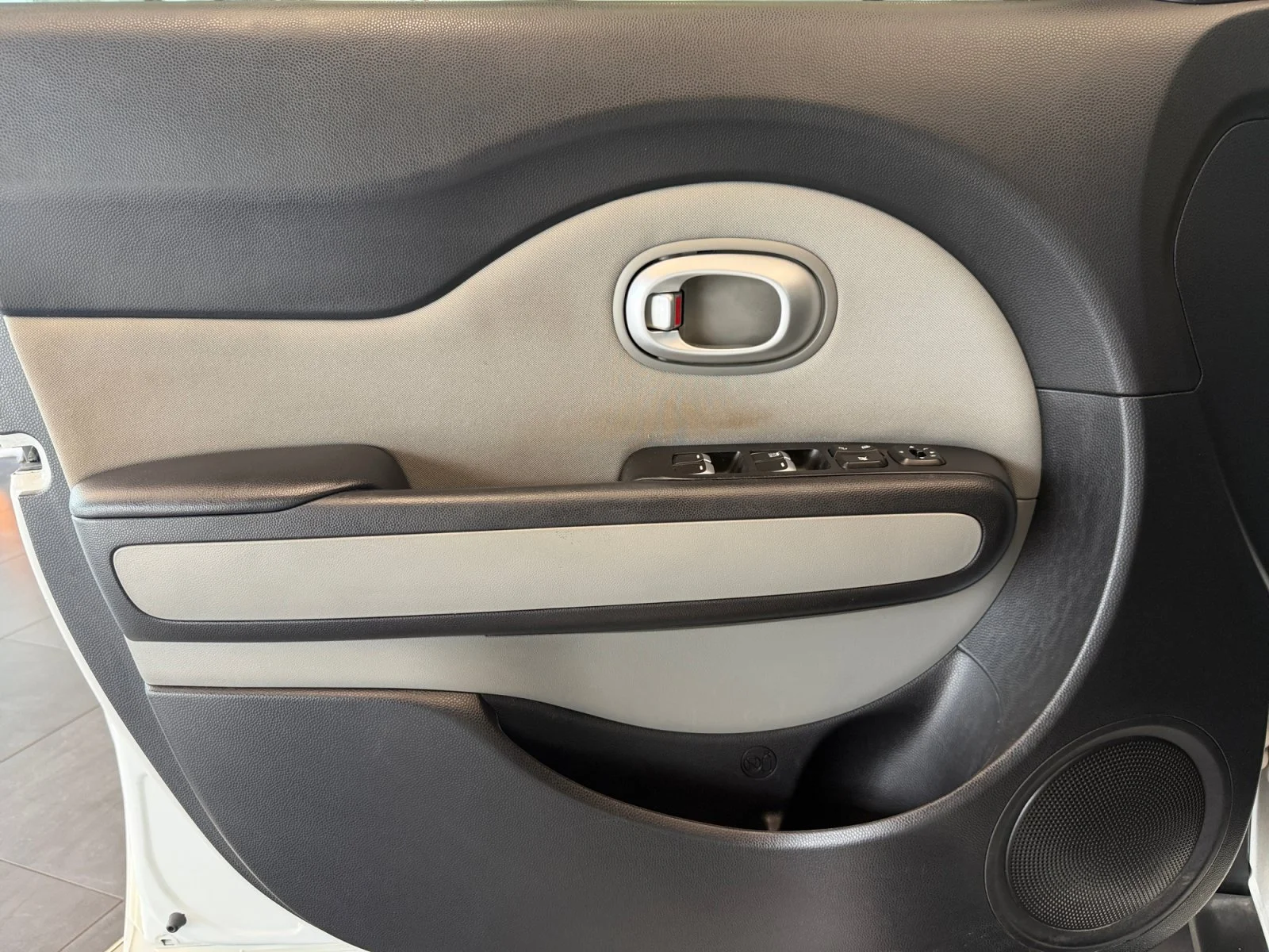 Used 2017 Clear White Kia  image 23