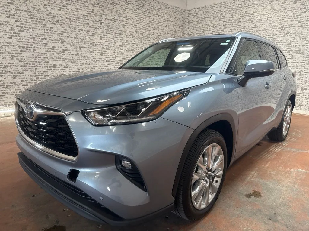 Used 2023 Moon Dust Toyota Limited image 3