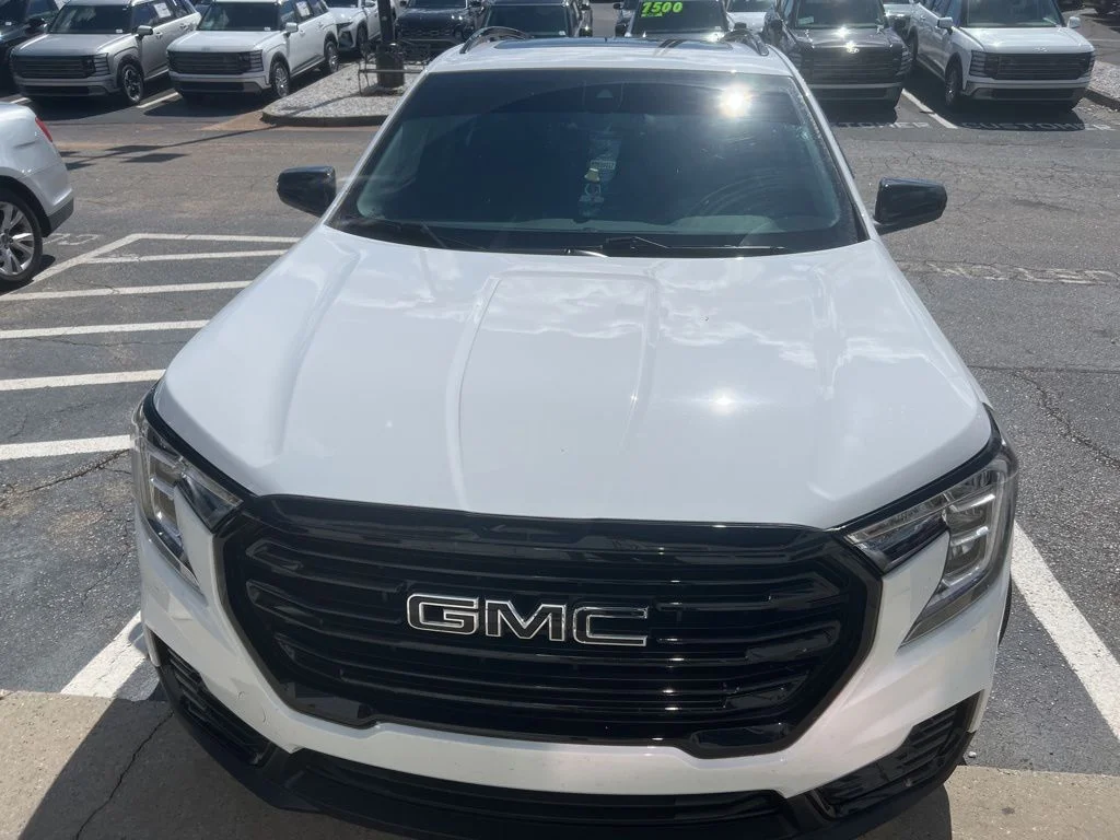 Used 2023 White GMC SLE image 1