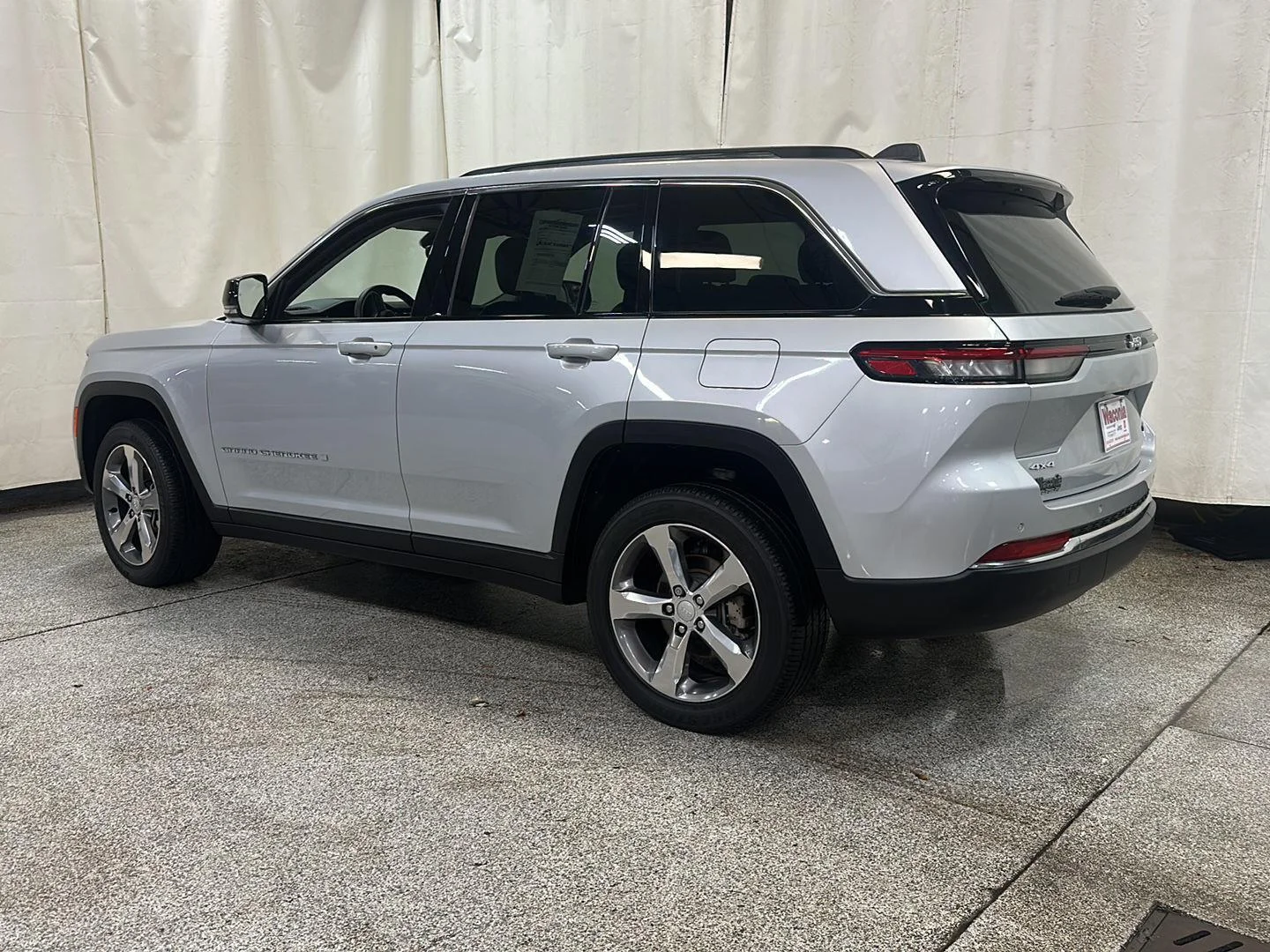 Used 2022 Silver Zynith Jeep Limited image 3