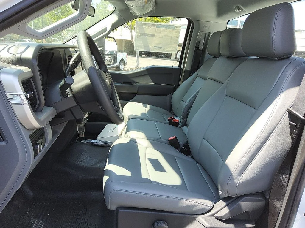 New 2025 Oxford White Ford XL image 7