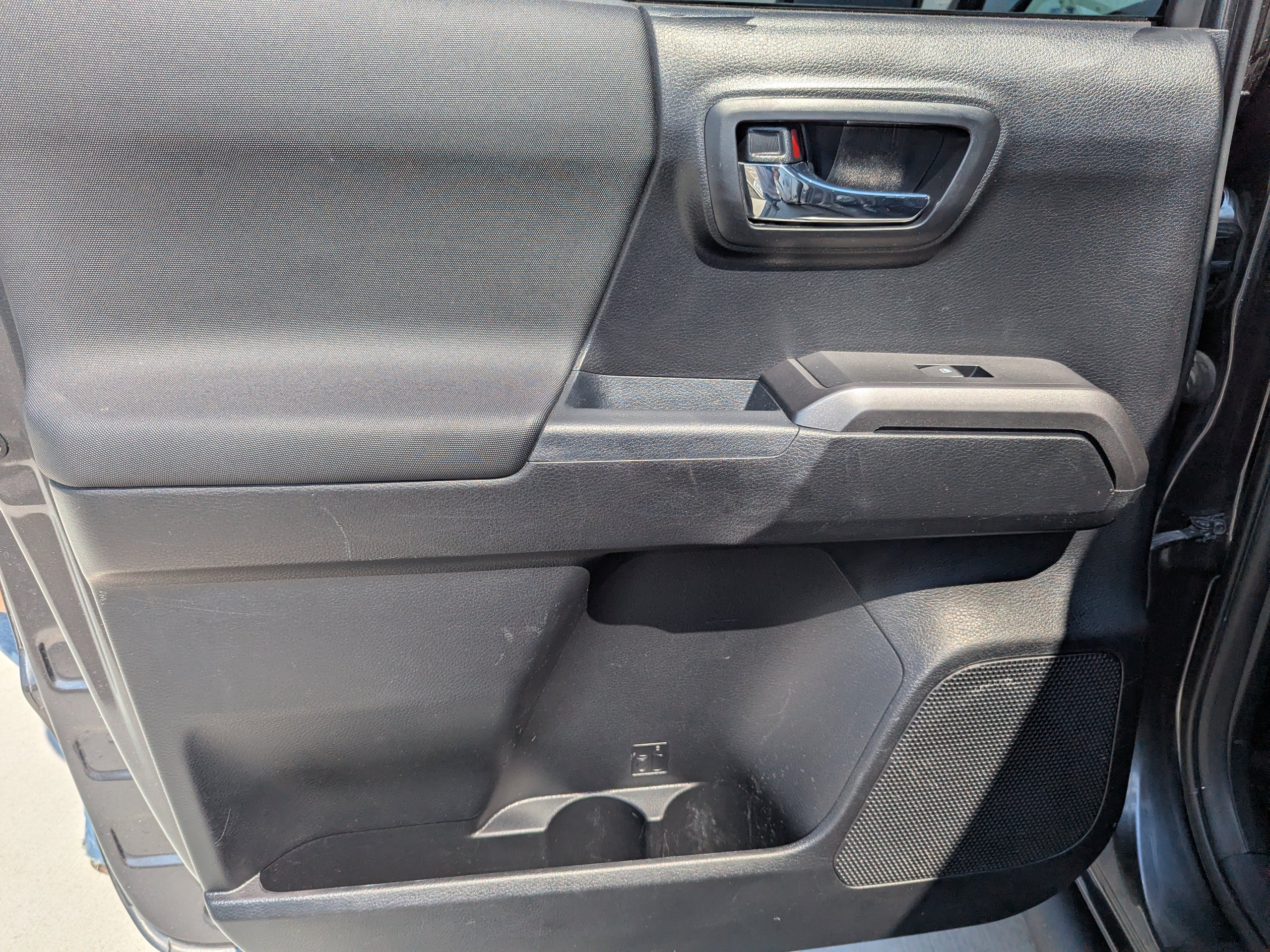 Used 2018  Toyota SR image 26