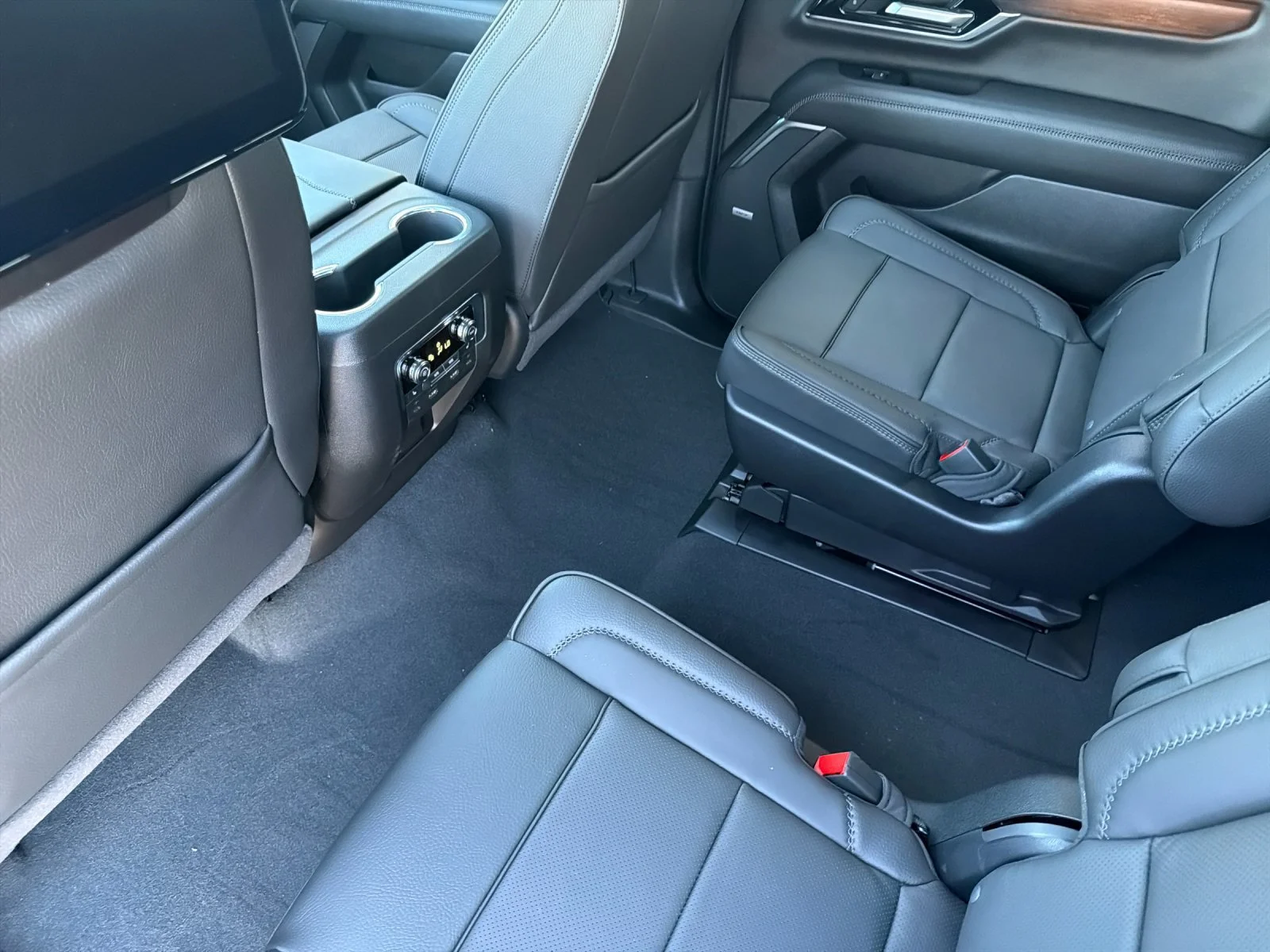 2026 GMC Yukon XL Denali - Photo 11