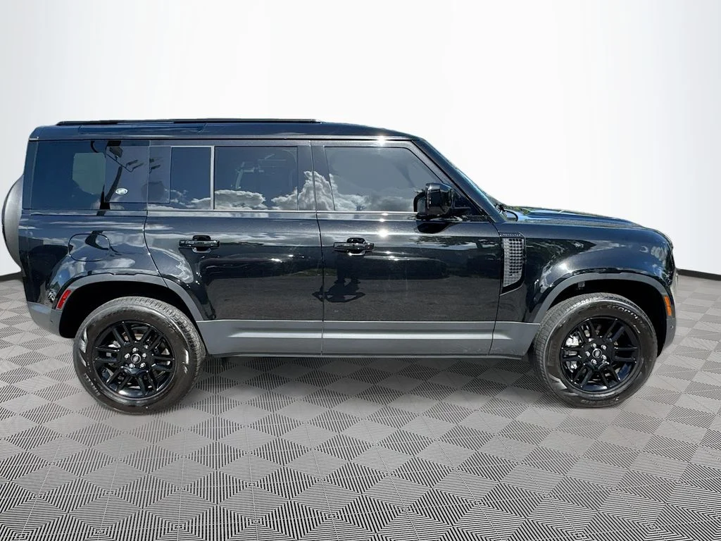 Used 2024  Land Rover S image 5