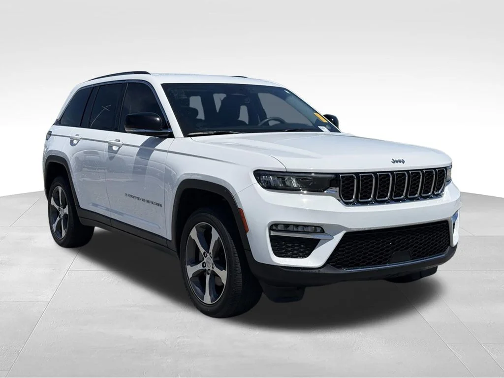Used 2023 White/off-white Jeep Limited image 27