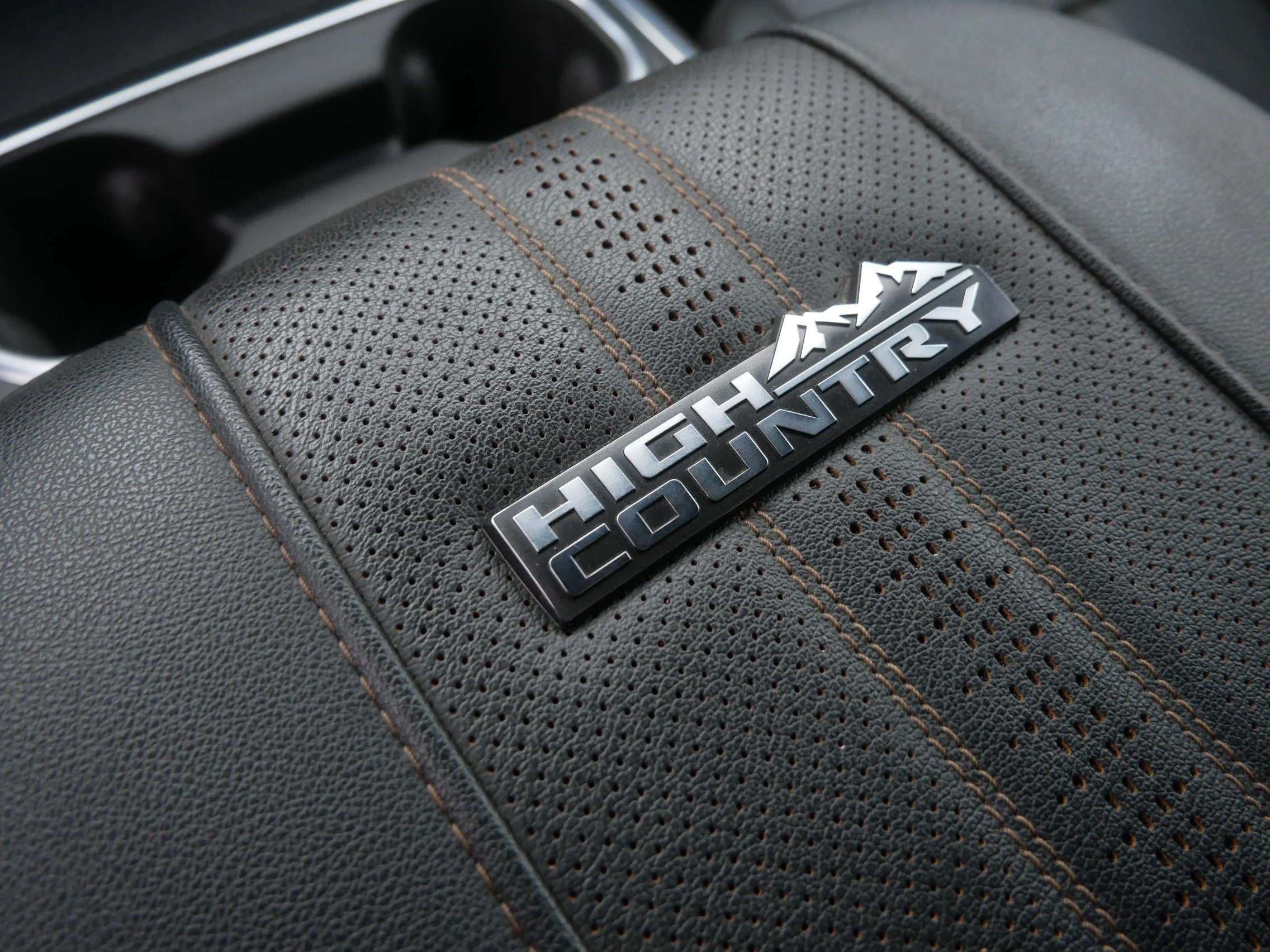 Used 2025 Iridescent Pearl Tricoat Chevrolet High Country image 35