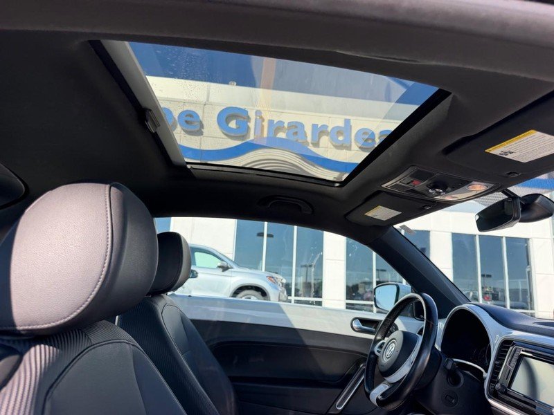 Used 2018 Pure White Volkswagen SE image 9