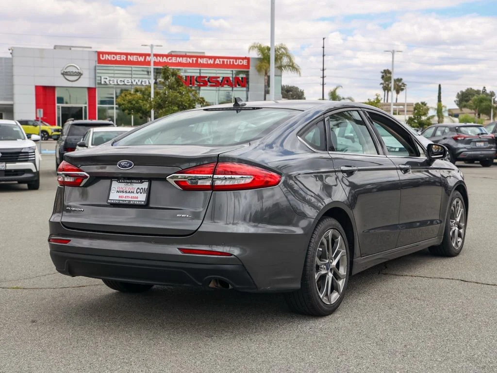 Used 2020 Gray Ford SEL image 3