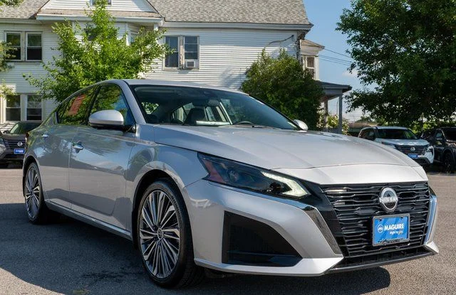 Used 2025 Silver Nissan 2.5 SL image 5