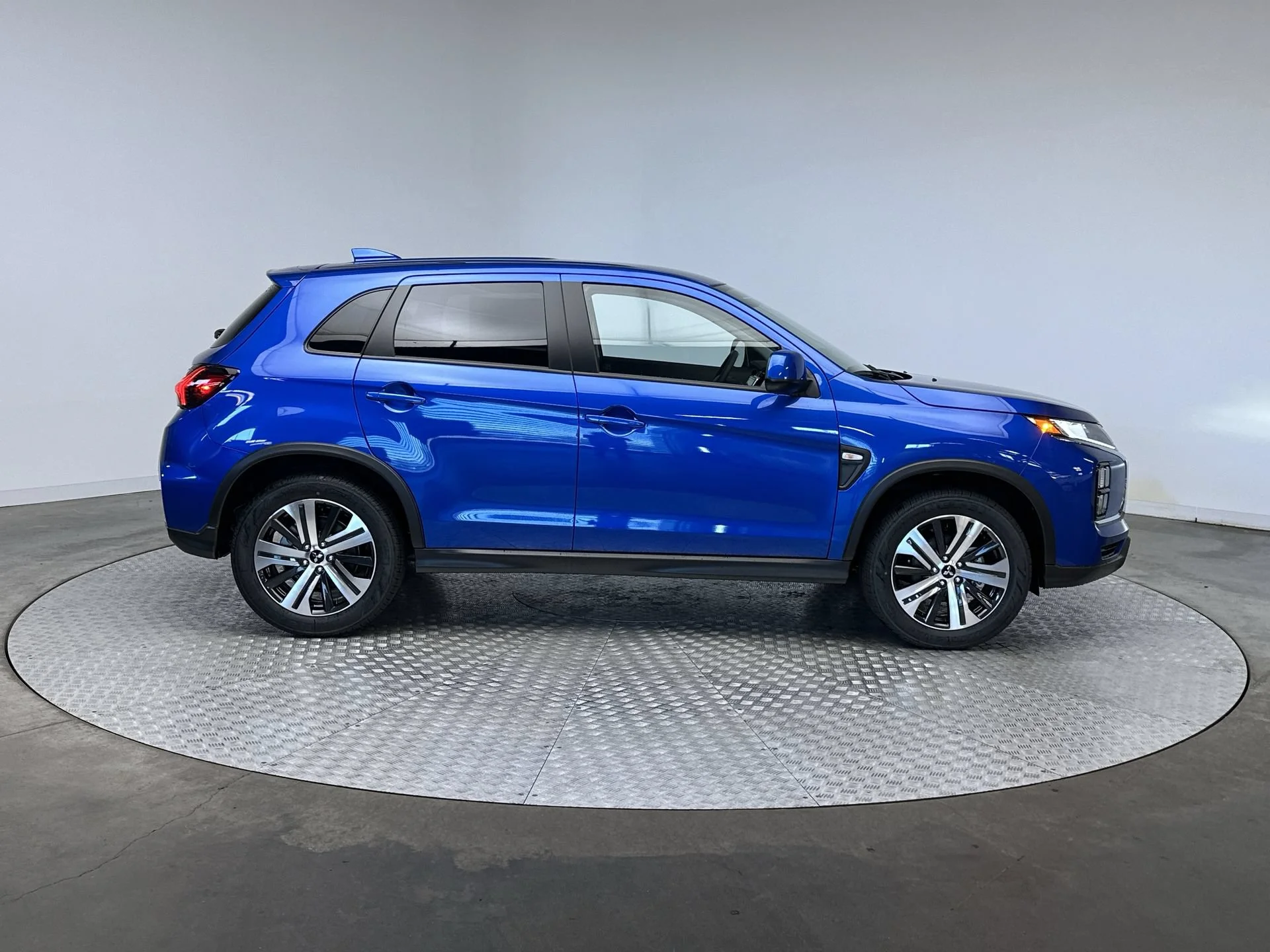 New 2026 Octane Blue Metallic Mitsubishi ES image 10