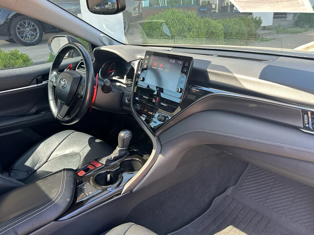 Used 2022  Toyota XSE V6 image 31