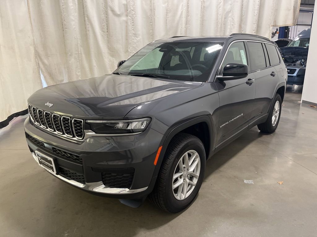 Used 2025 Baltic Gray Metallic Clearcoat Jeep Laredo X image 19