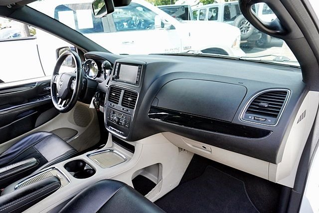 Used 2018 White Dodge SXT image 9