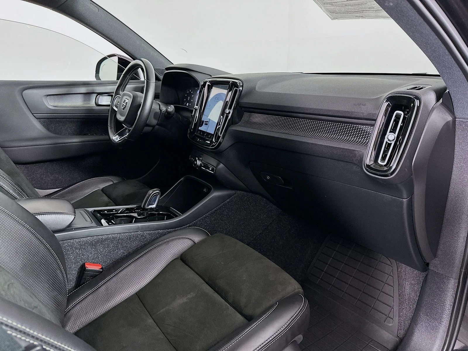 Used 2021 Black Volvo R-Design image 30