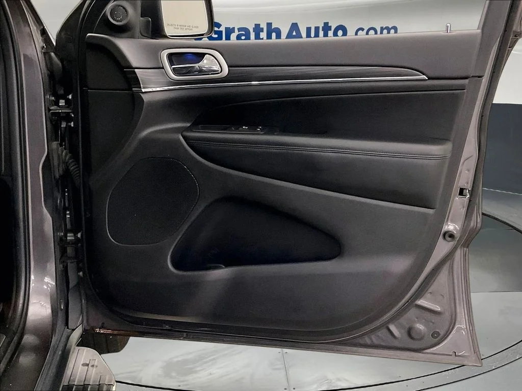 Used 2020 Gray Jeep Limited image 27
