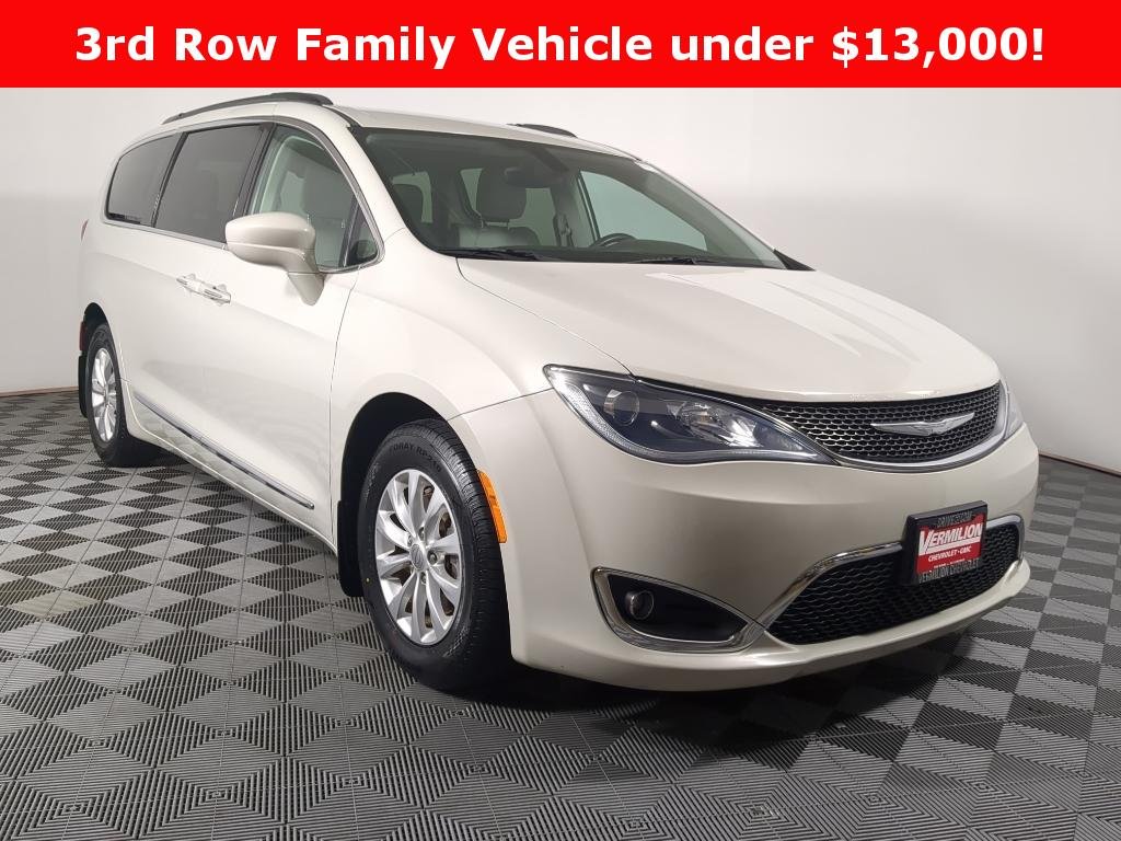 2017 Chrysler Pacifica Touring-L's photo