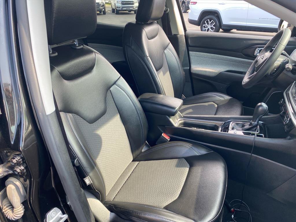 Used 2022 Diamond Black Crystal Pearlcoat Jeep Latitude image 26