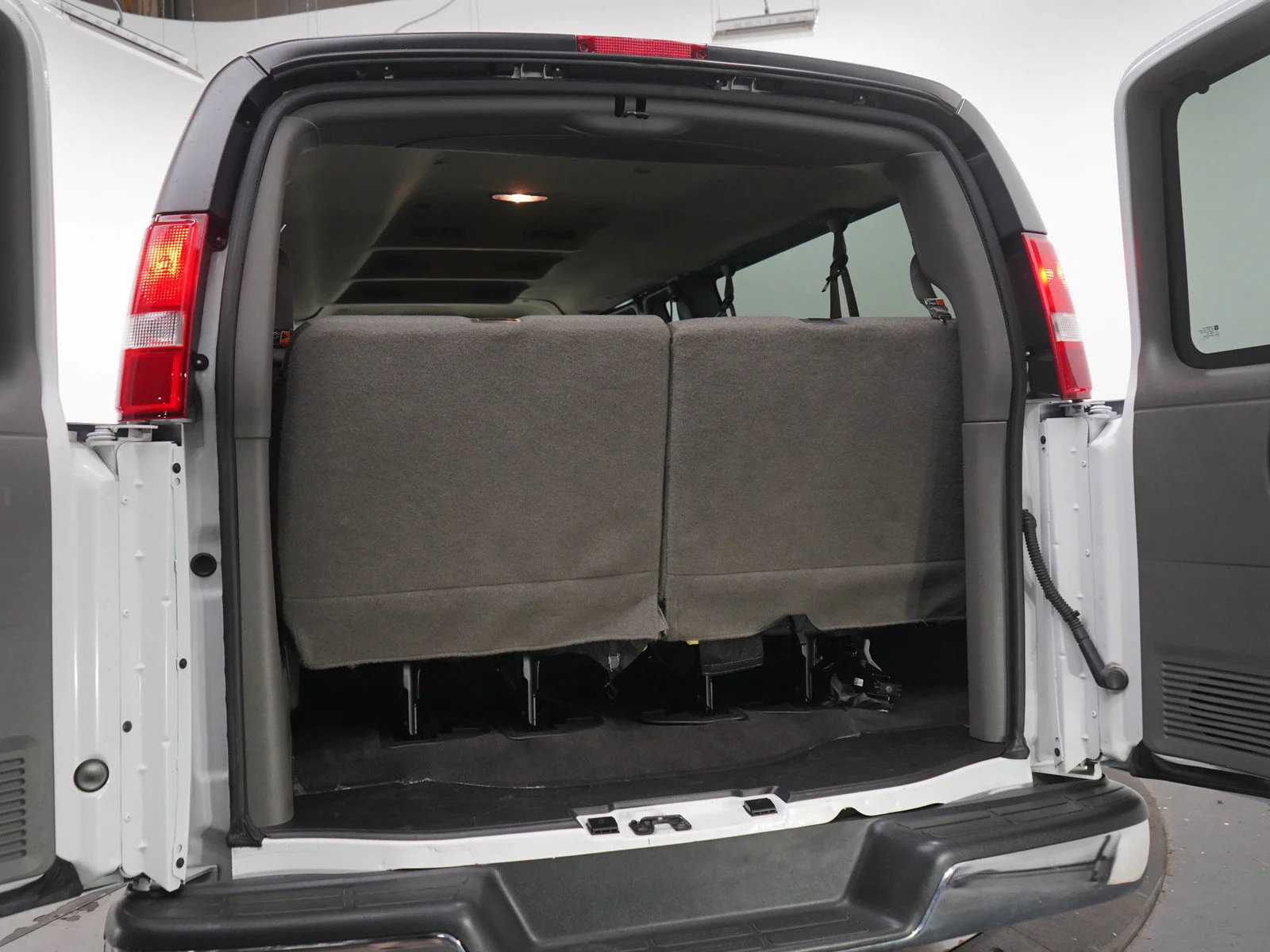 Used 2025 Summit White Chevrolet LT image 9