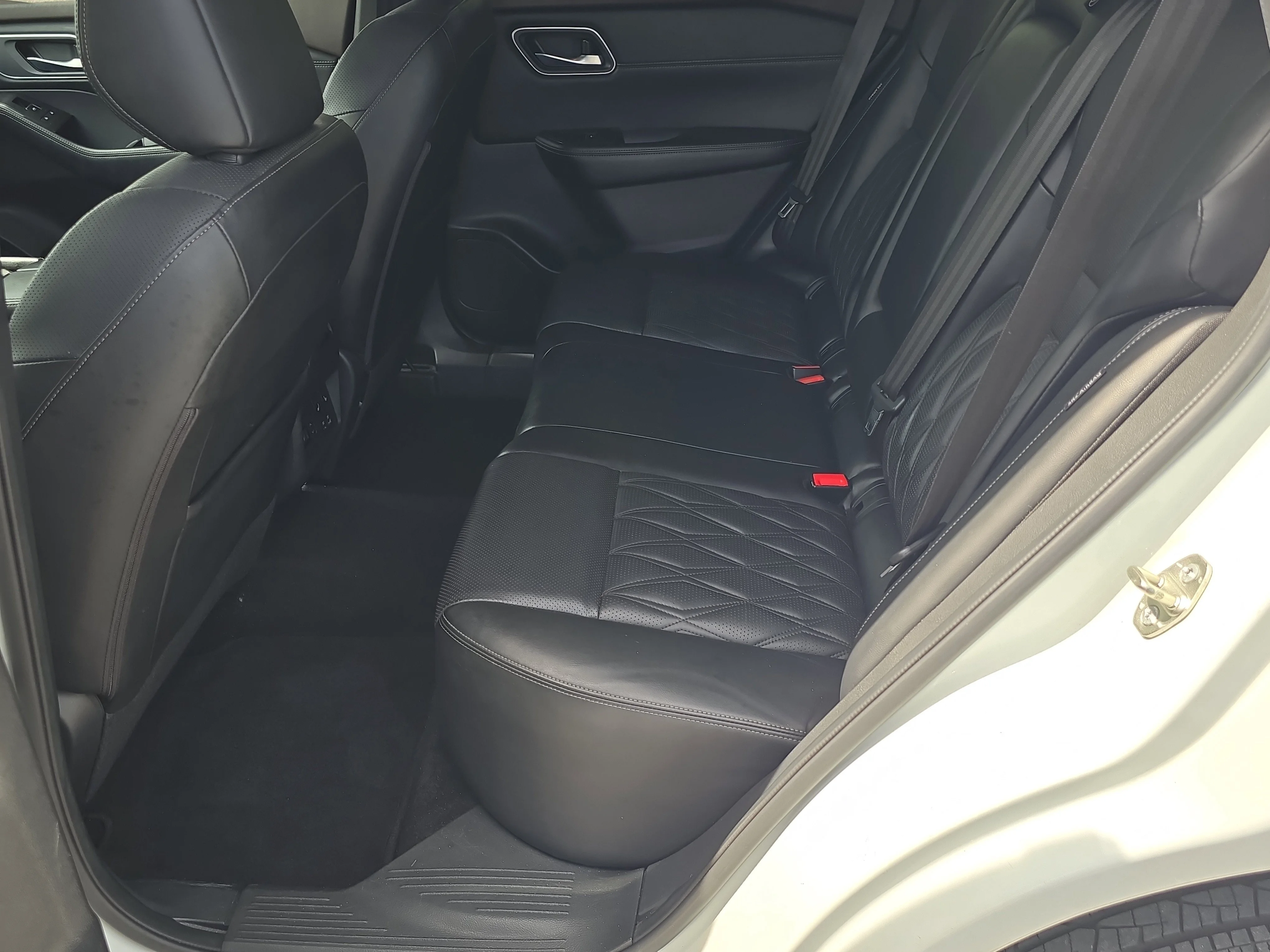 Certified Used 2023 Pearl White Tricoat Nissan Platinum image 17