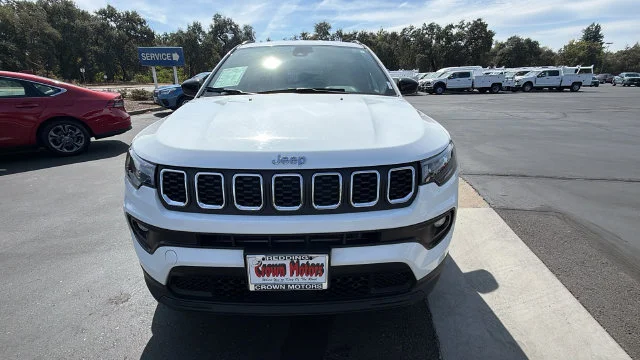 Used 2025 White Jeep Latitude image 8