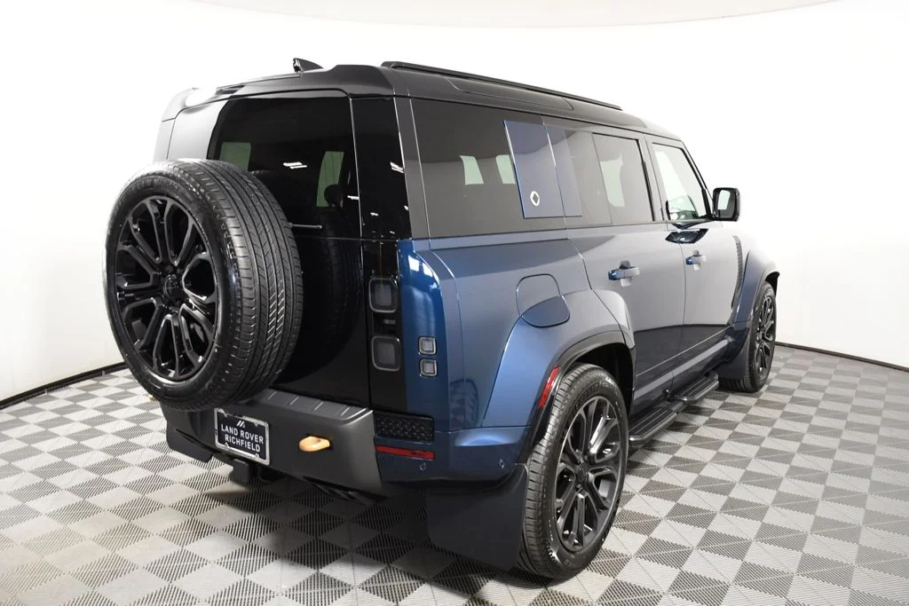 New 2026 Sargasso Blue Land Rover  image 6
