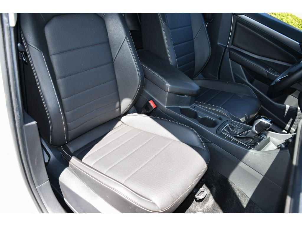 Used 2023 Opal White Pearl Volkswagen SE image 27