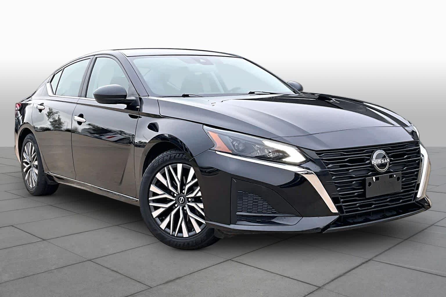 Used 2024 Super Black Nissan 2.5 SV image 2