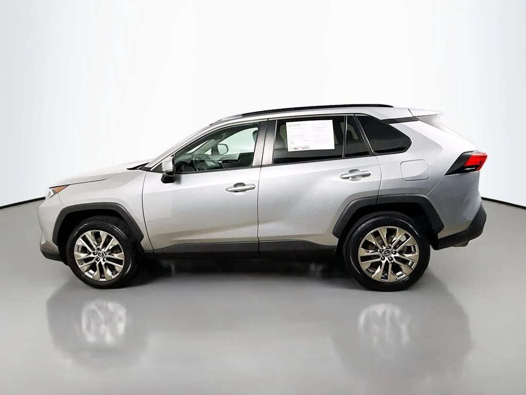 Used 2020 Silver Sky Metallic Toyota XLE Premium image 4