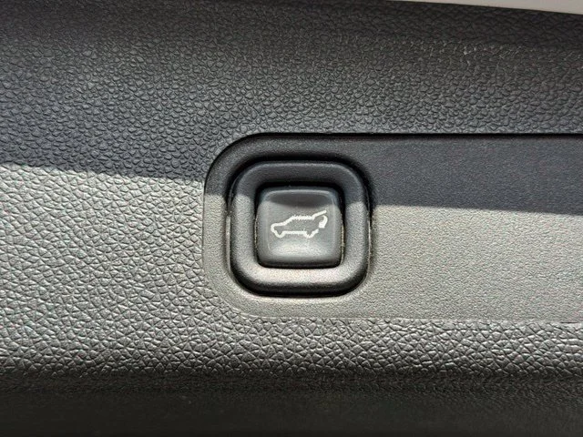 Used 2014 Summit White Chevrolet LTZ image 17