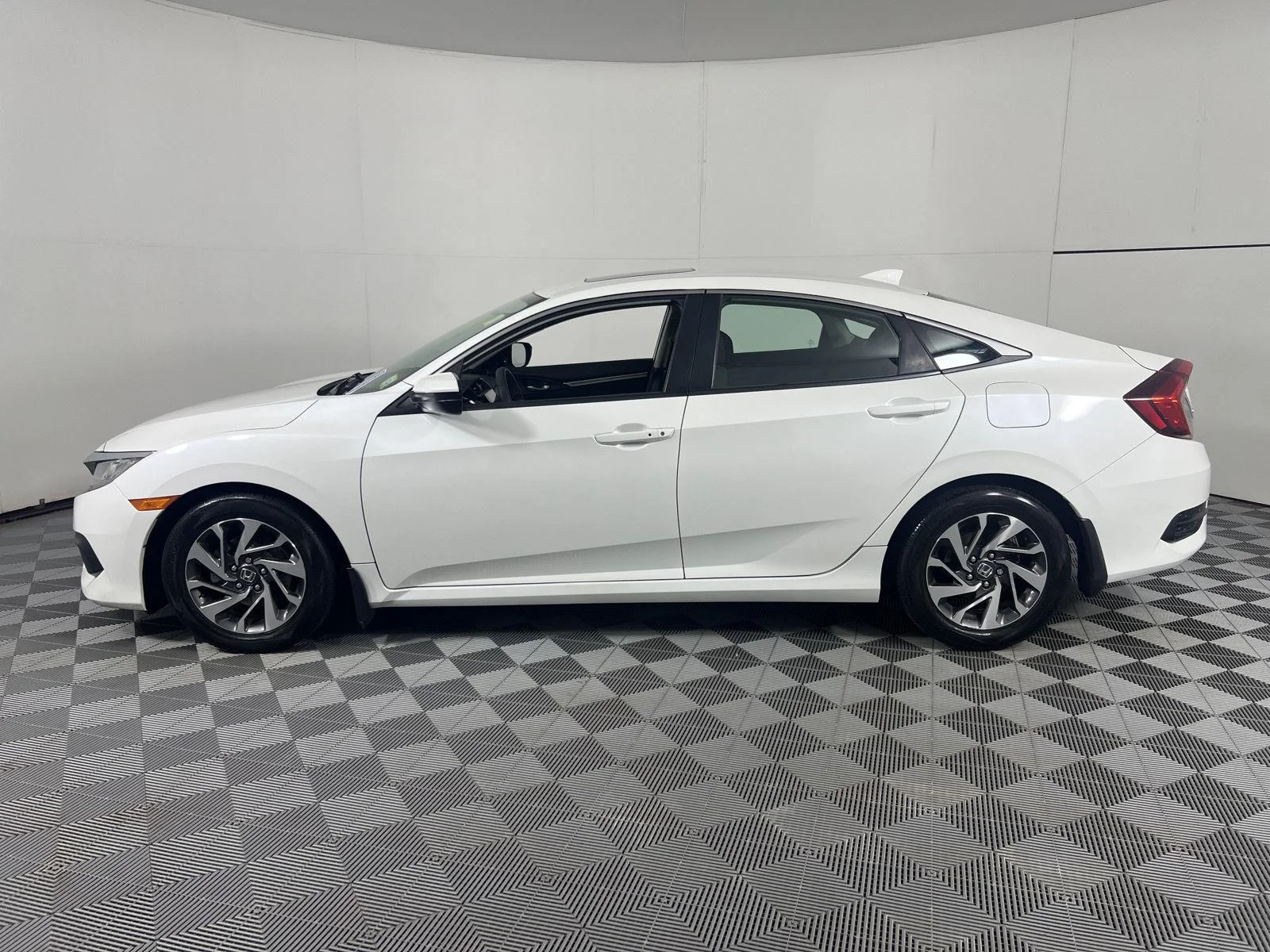 Used 2018  Honda EX image 9