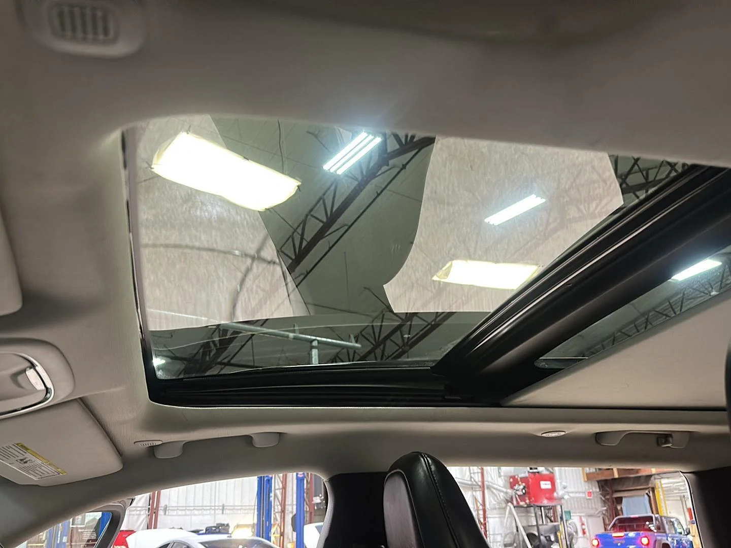 Used 2022 Granite Crystal Metallic Clearcoat Jeep Latitude Lux image 26