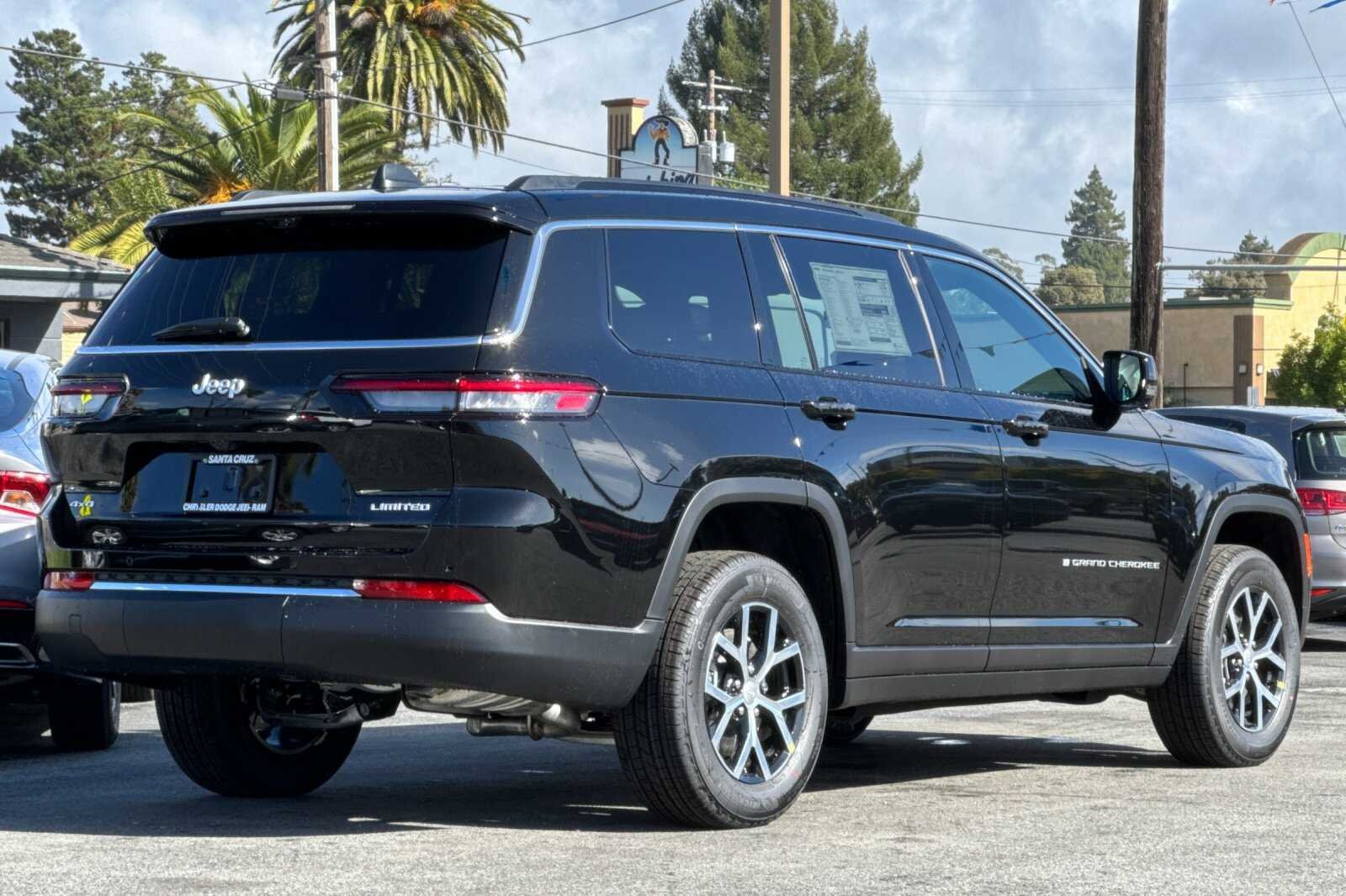 New 2025 Diamond Black Crystal Pearl-Coat Exterior Paint Jeep Limited image 4