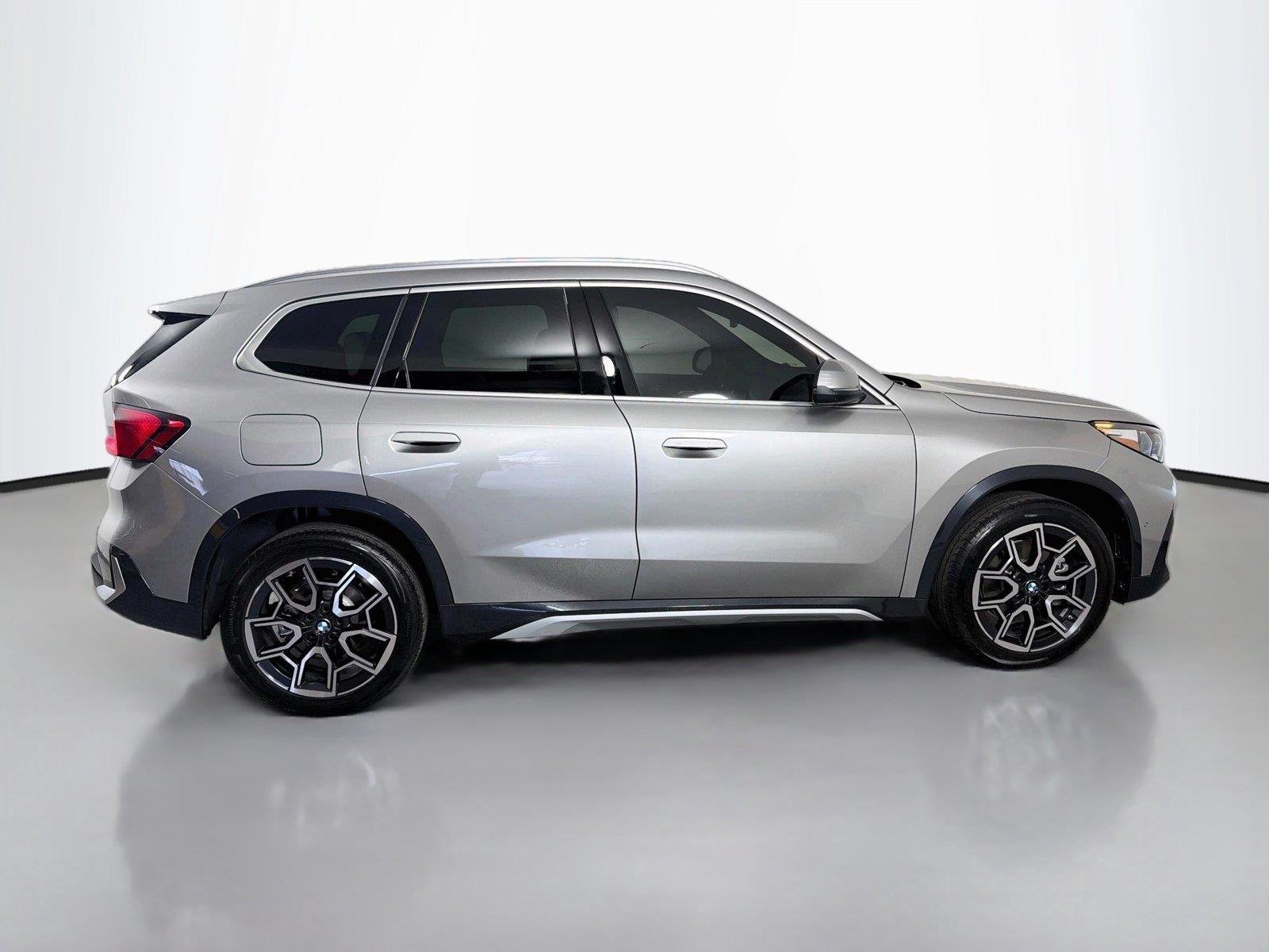 New 2027 Space Silver Metallic BMW xDrive28i image 4