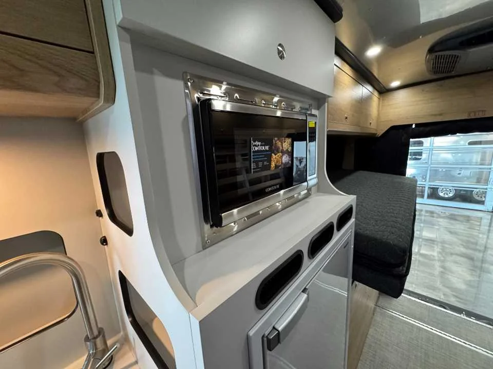 New 2027 BRIGHT SILVER METALLIC AIRSTREAM  image 10