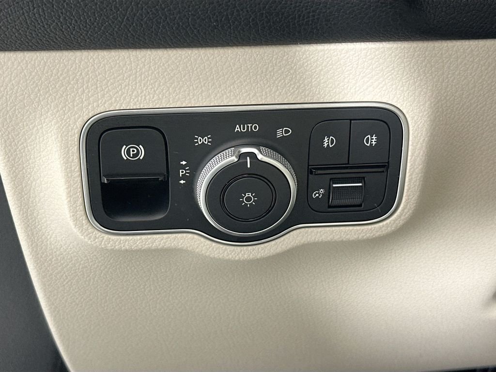 Used 2026  Mercedes-Benz GLB 250 image 10