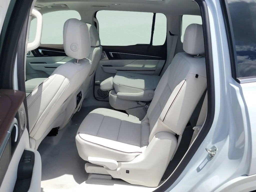 New 2026 Iridescent White Tricoat Buick Avenir image 10
