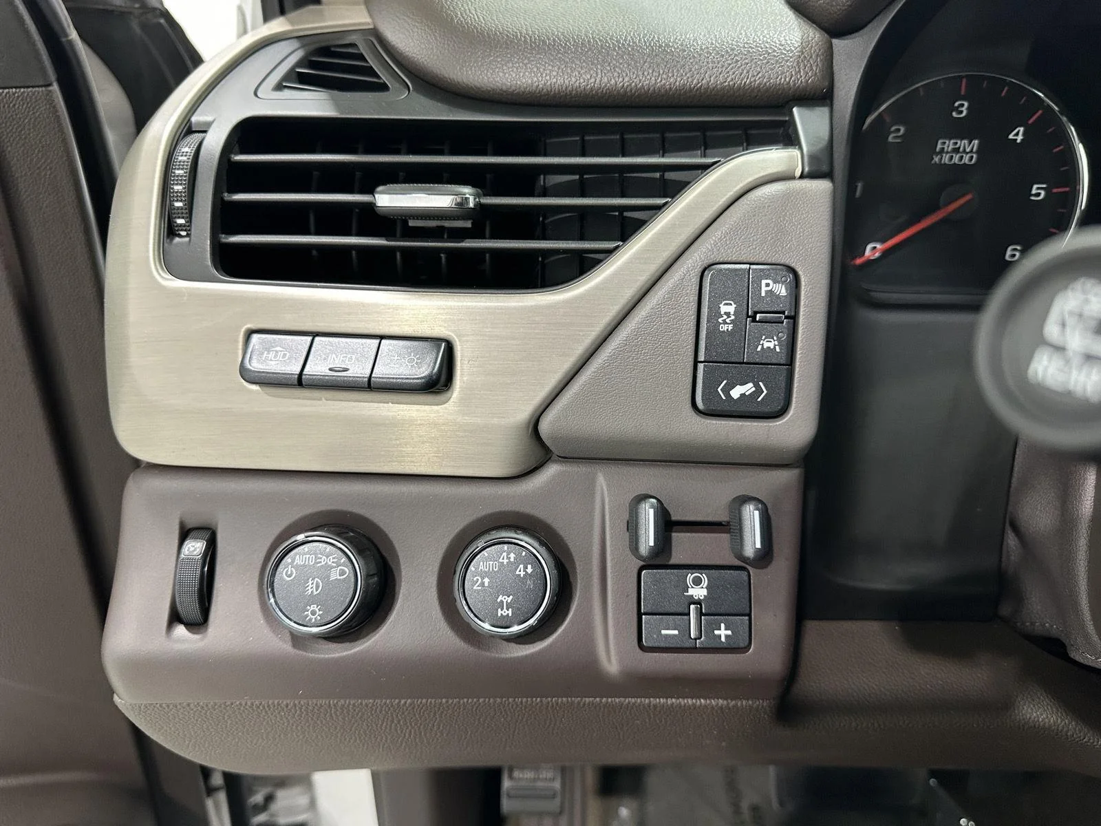 Used 2016 WHITE FROST TRICOAT GMC Denali image 17
