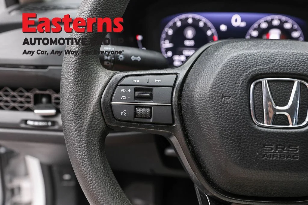 Used 2025 White Honda SE image 15