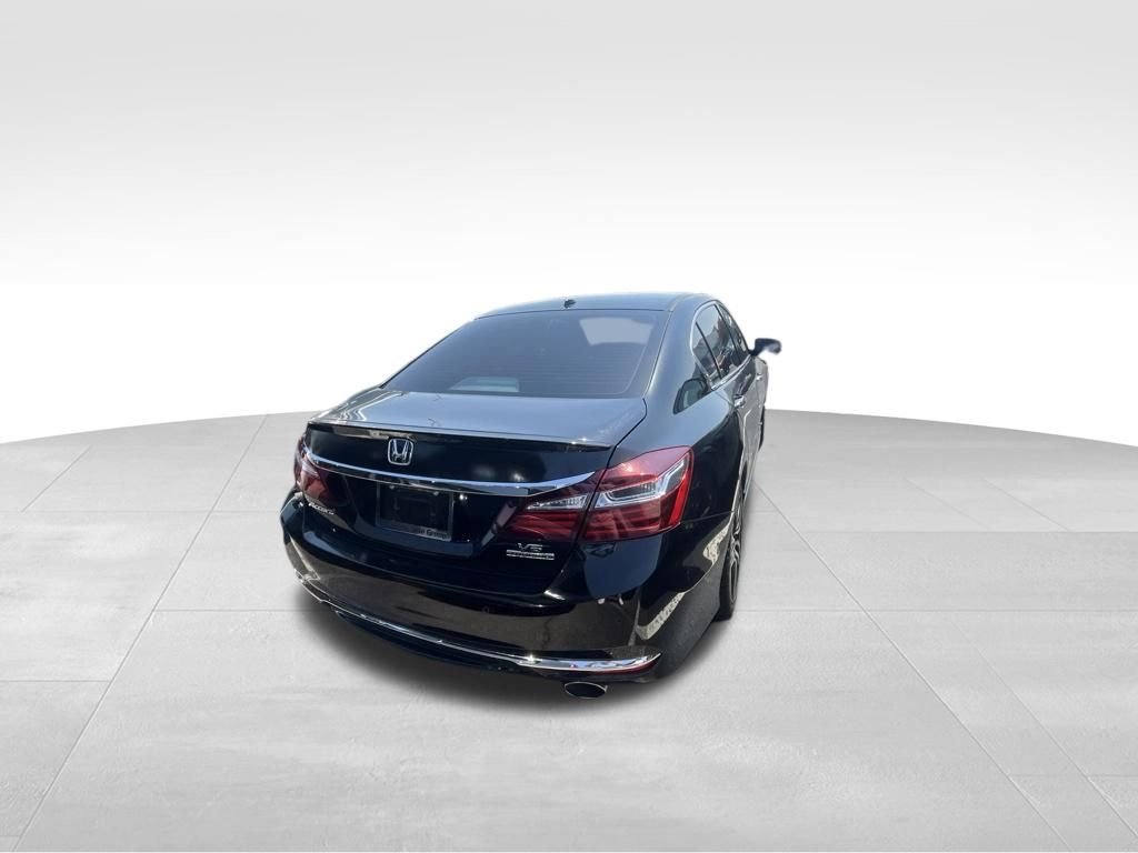 Used 2016 Black Honda Touring image 17